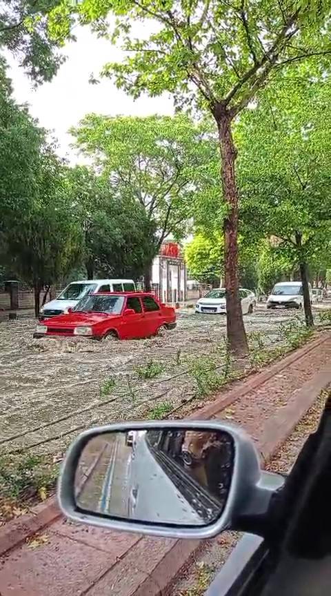 Tahminciler 4 gün, Meteoroloji saatler kala uyarmıştı! Konya’da tarihe geçecek yağış 11